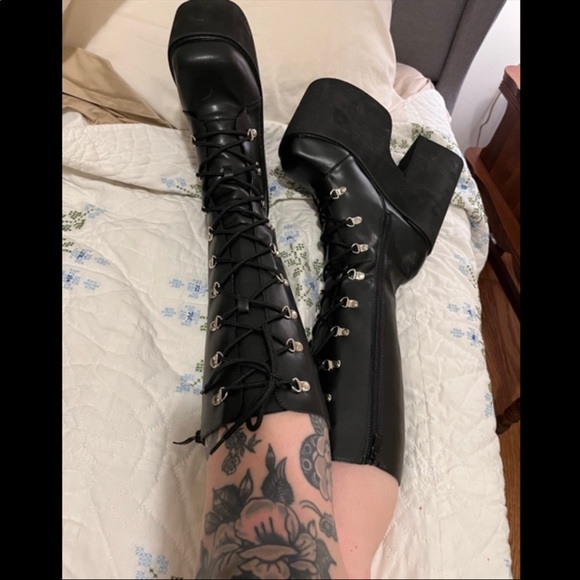 🎱SOLD🎱  Black platform lace up boots - Picture 2 of 5